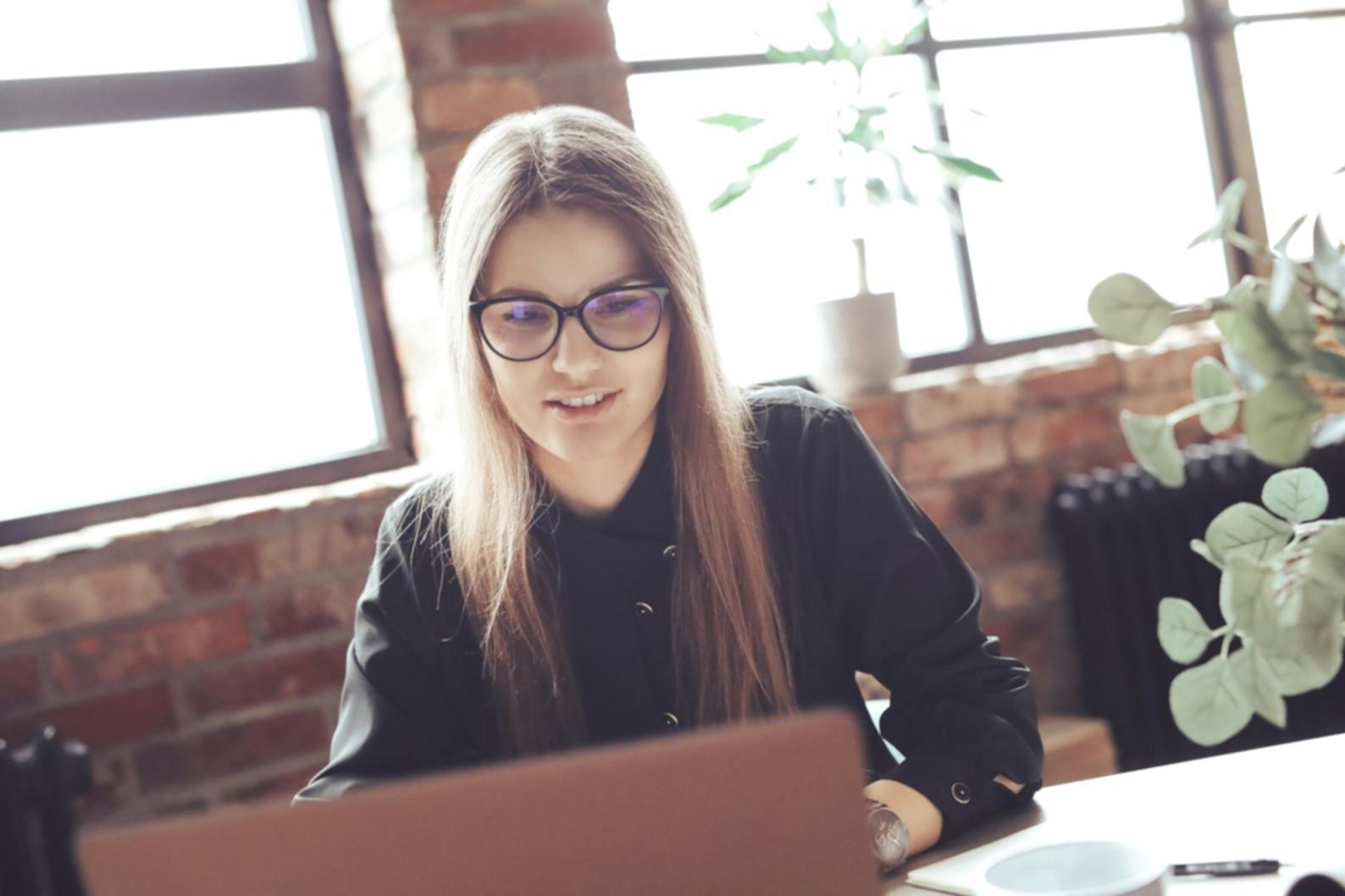 Finanzexperten bei der Marktanalyse mit modernen Analysetools